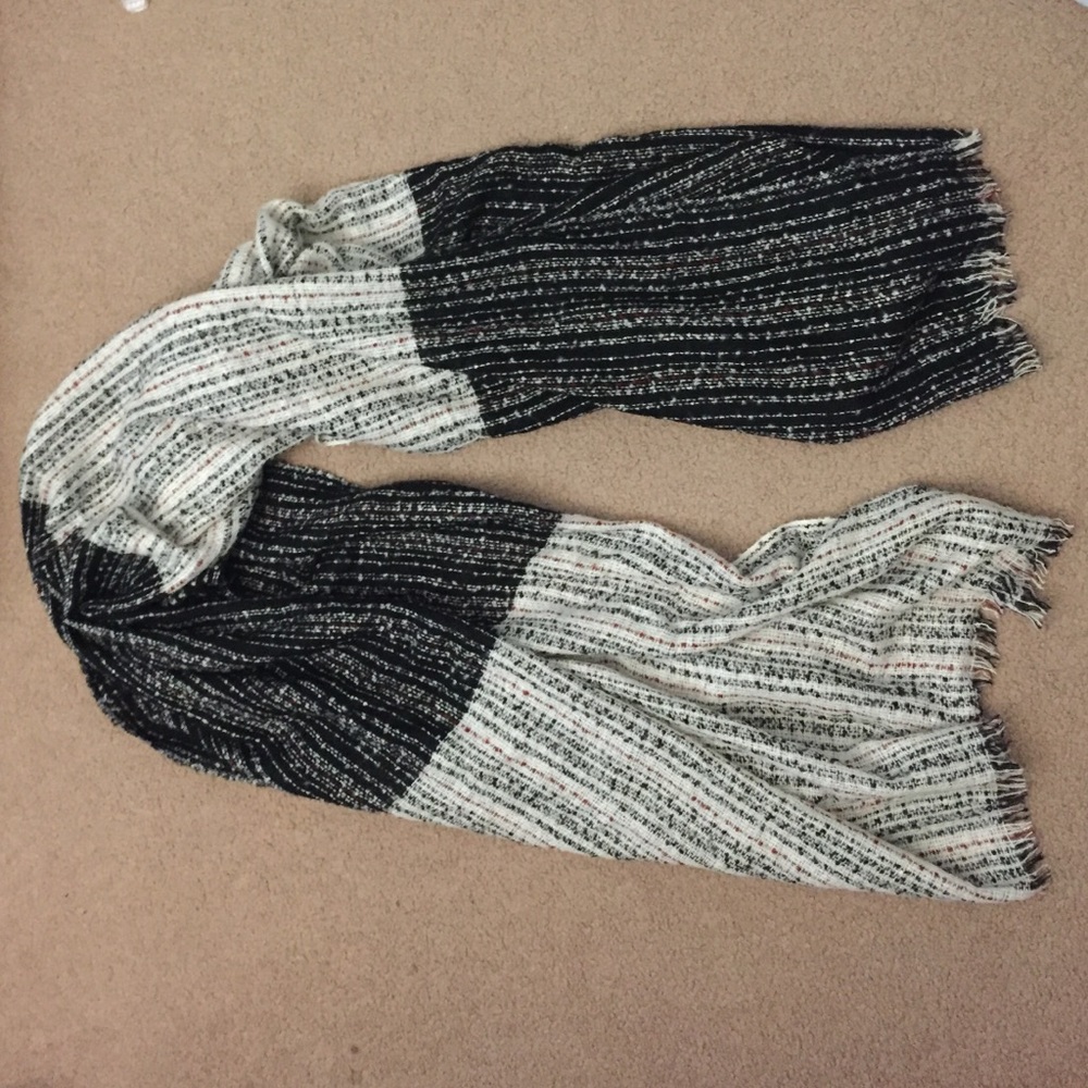 NWOT Blanket Scarf Black/Red/Cream - Picture 3 of 4